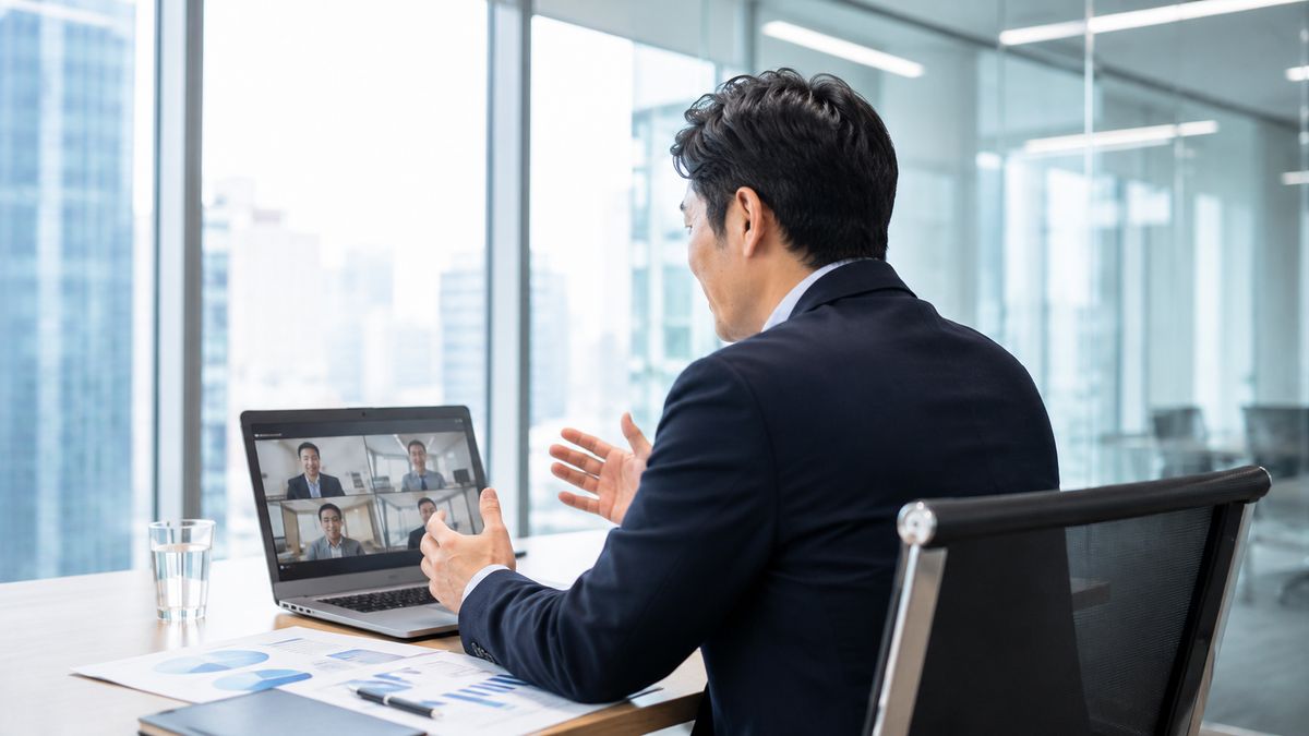 英検準1級と1級の評価の違いを胸に英語で発言する日本人ビジネスパーソン