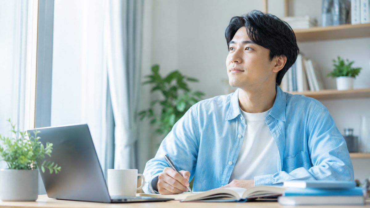 英検準一級の勉強をする男性