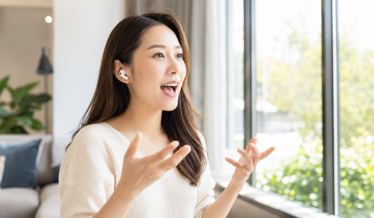 英語コーチとの対話で話す力を鍛えるスピーキング練習中の日本人女性