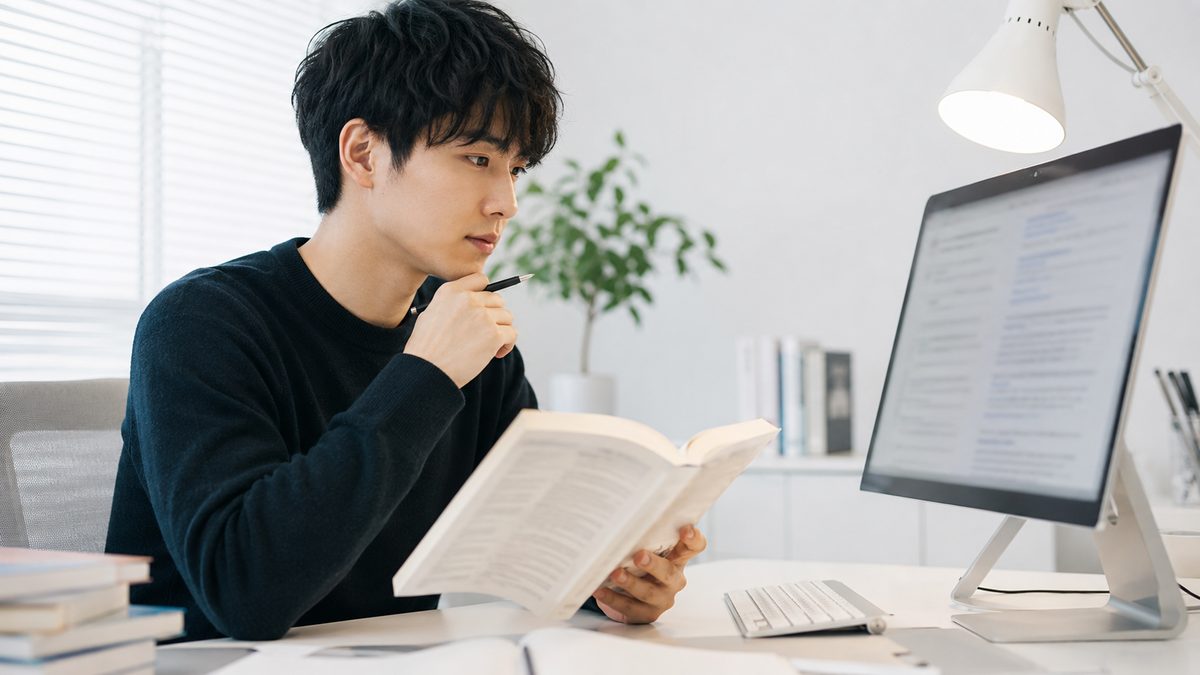 AI添削の結果を辞書と照らし合わせて確認する英語学習者
