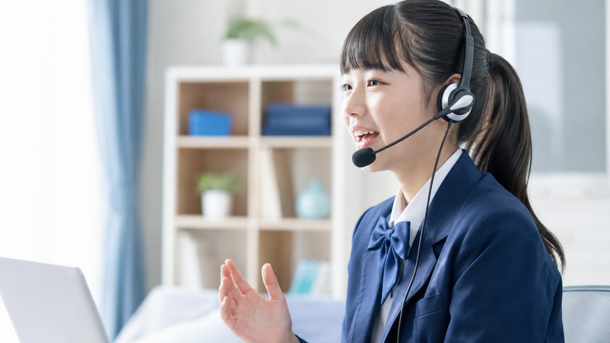 英検2級の対策でスピーキング練習に取り組む前向きな日本人の中学生