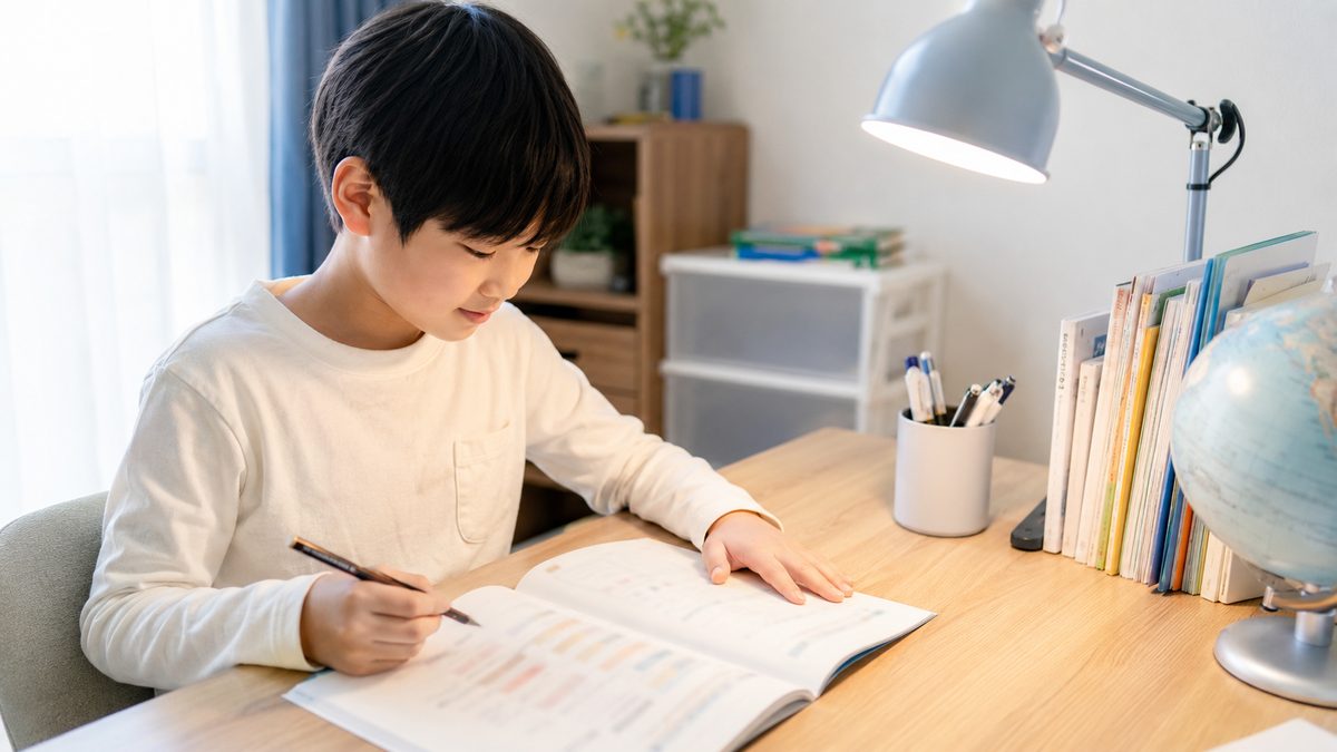 英検2級の長文教材に興味を持って取り組む小学生