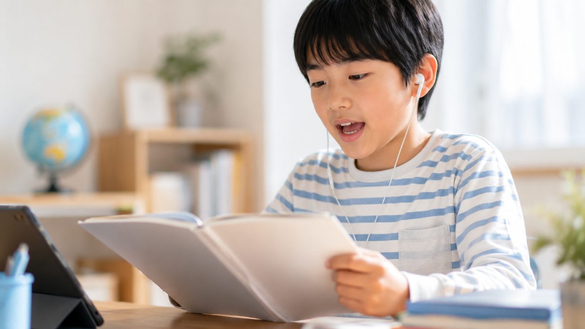 英検2級対策として音読トレーニングに取り組む小学生