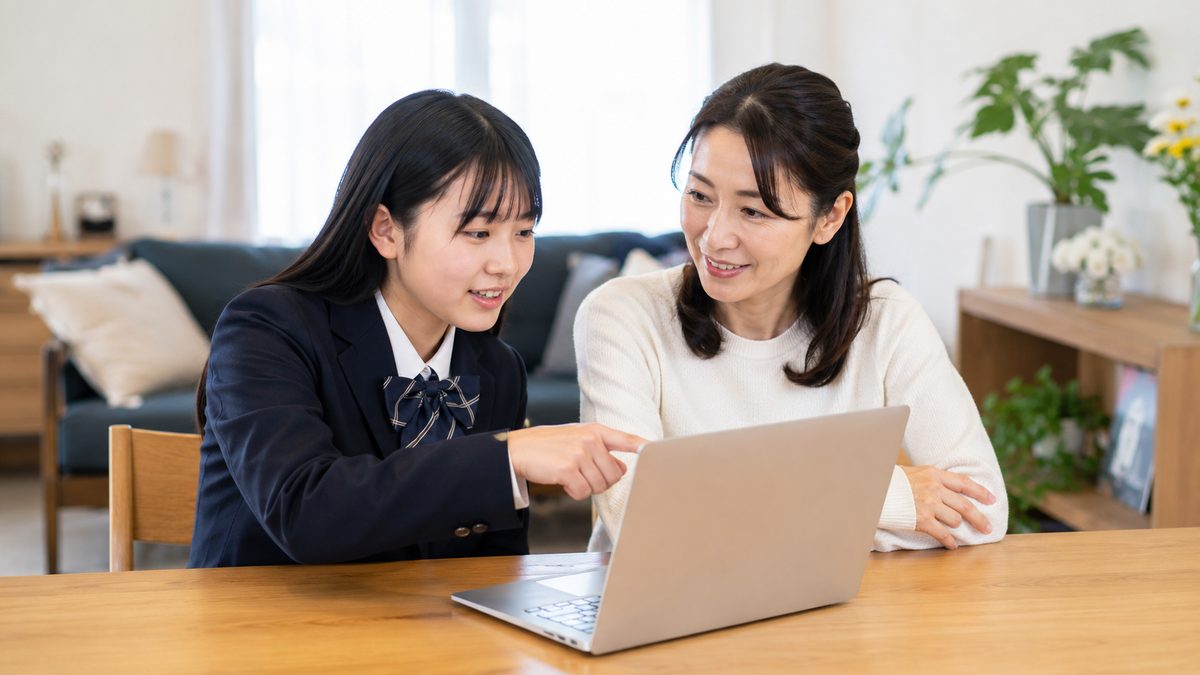 国公立大学の英検準1級優遇を親子で調べる日本人の保護者と高校生