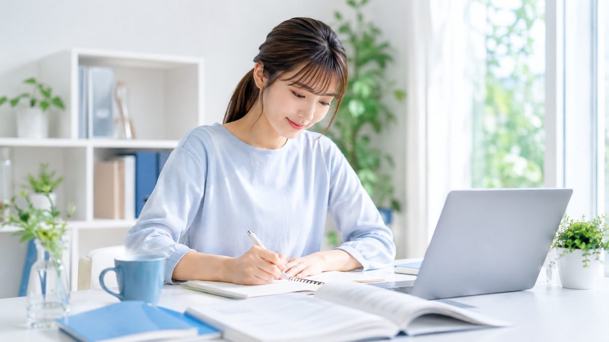 英検準1級ライティングのテンプレートを使って意見論述の英作文をノートに書く学習者