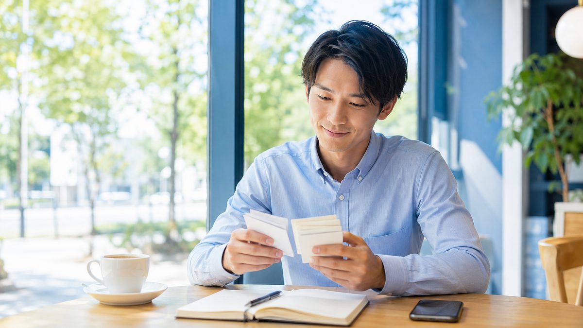 英検準1級ライティングで使える表現を単語カードで覚える社会人学習者