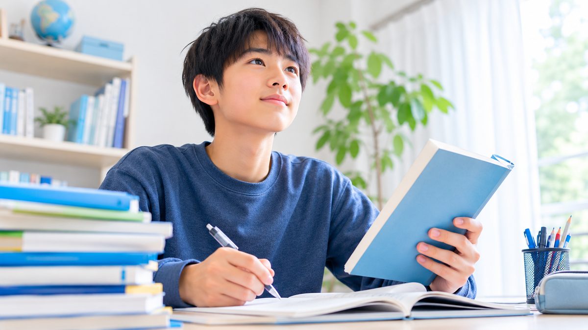英検準2級の試験の全体像をタブレットで確認する日本人の中学生
