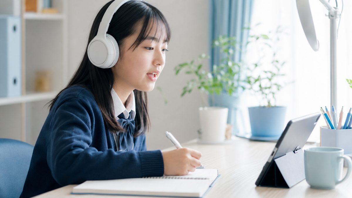 英検準2級の技能別の勉強法でリスニングに取り組む日本人の中学生