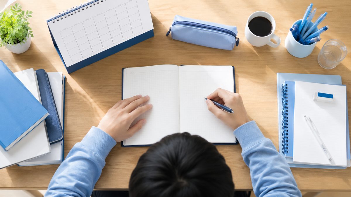 英検準2級合格に向け勉強時間とスケジュールを立てる日本人の中学生