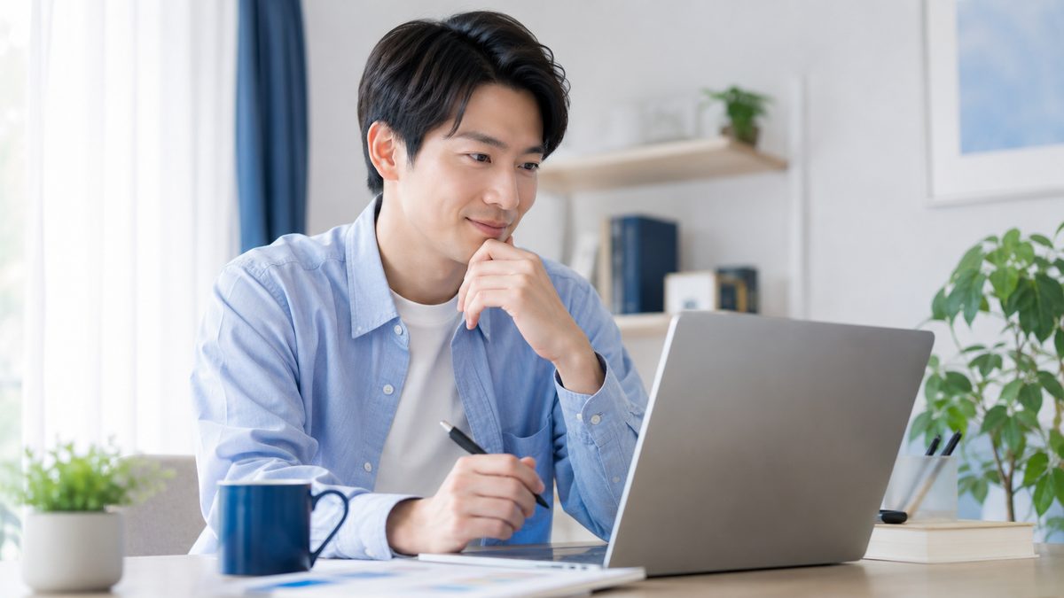 英検S-CBTと従来型の違いの全体像をノートパソコンで確認する日本人の社会人男性