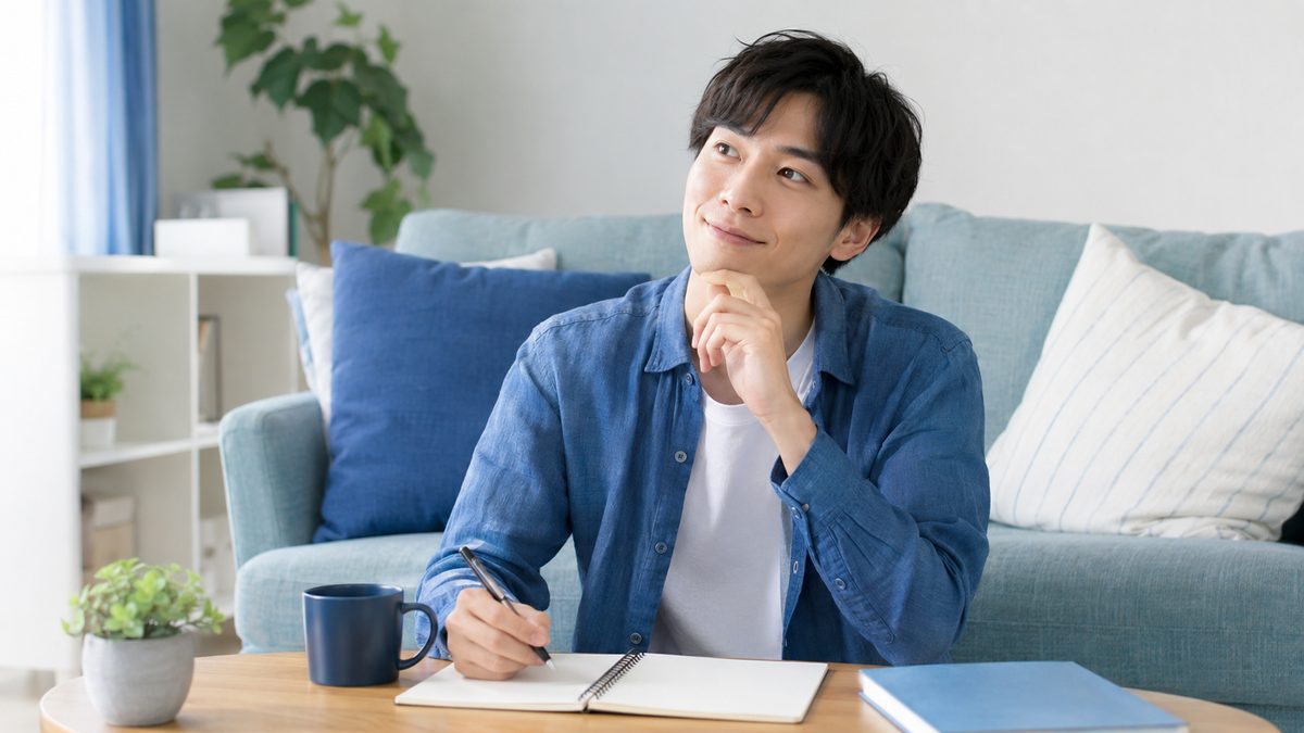 英検S-CBTと従来型のどちらを選ぶか自分に合う受験形式を考える日本人の社会人男性