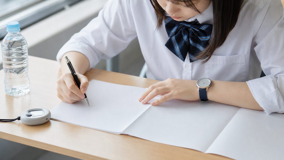 英検準1級の過去問を時間を計って解く高校生の手元