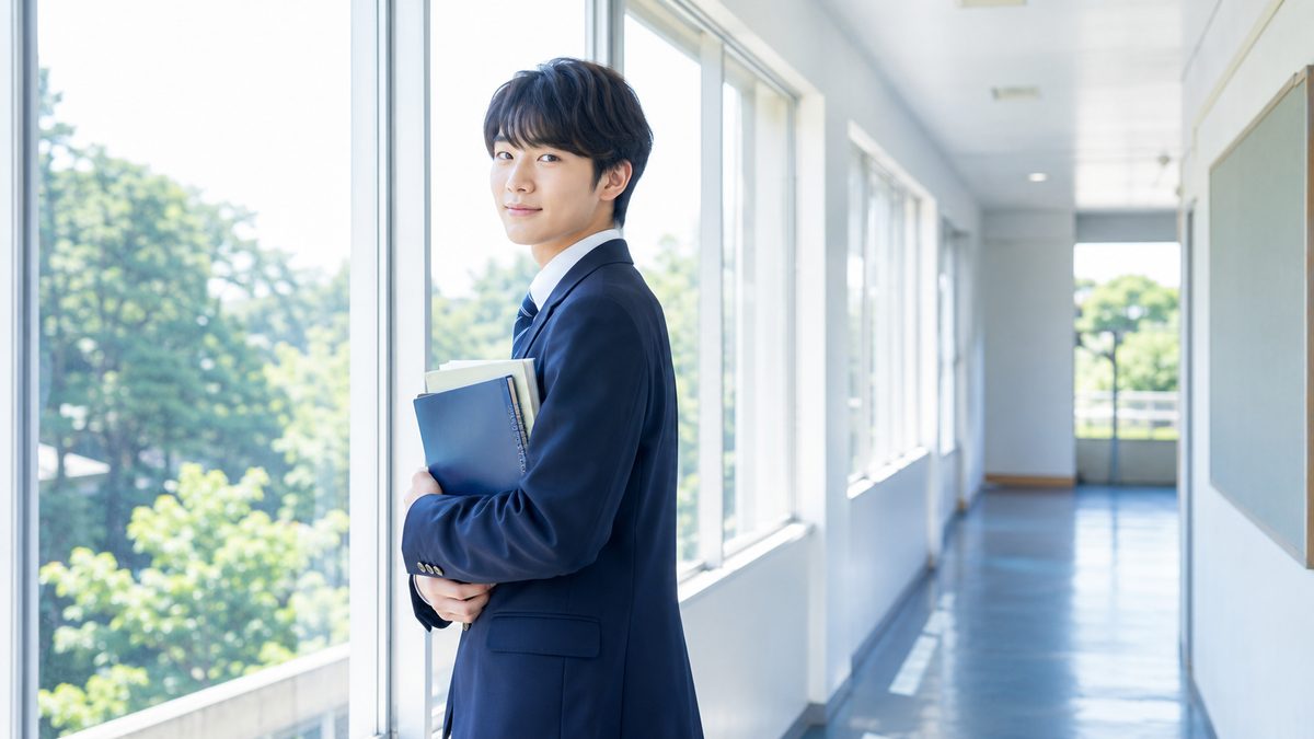 英検を活かした大学受験に向けて前向きに踏み出す日本人の男子高校生