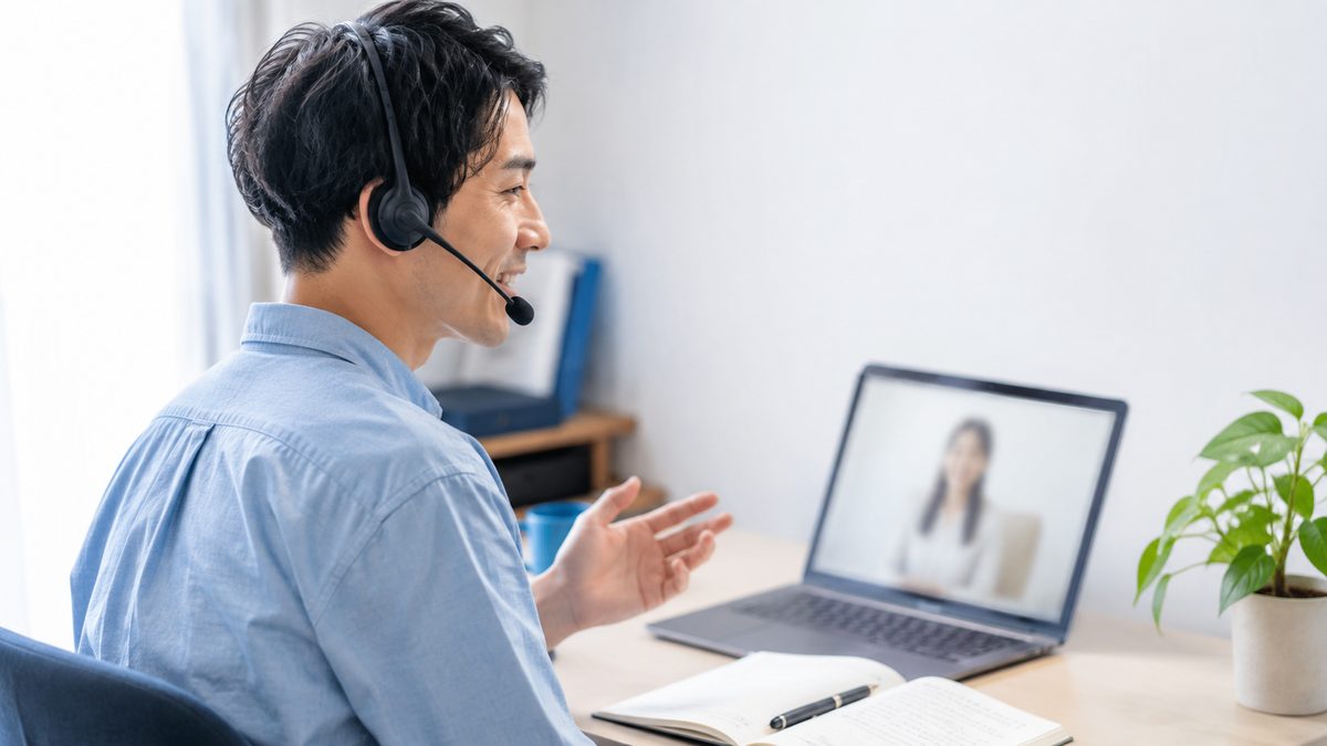 英語の独学の限界を補うオンライン英語コーチングで、講師と画面越しに会話する社会人