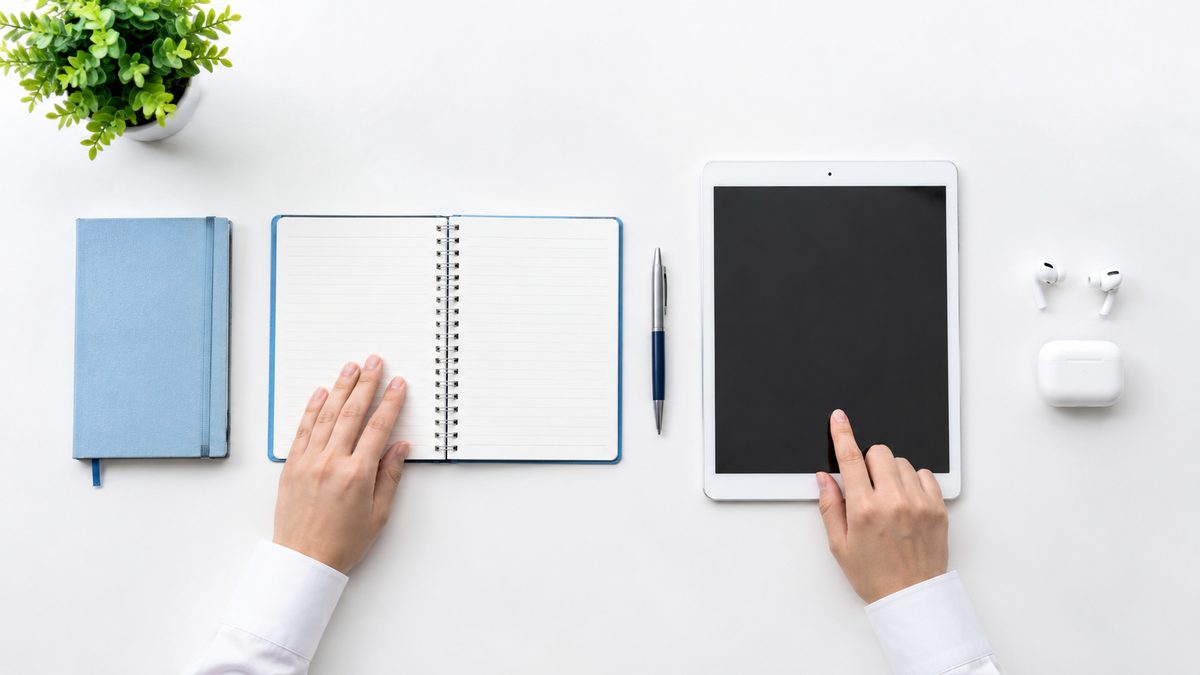 英語の独学を残しながら第三者の確認を足す学習設計を、ノートとタブレットで組み立てる手元