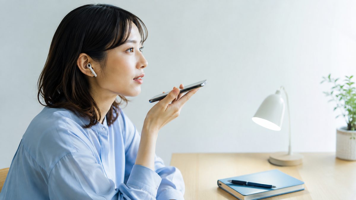 英語の独学の限界を確かめるため、自分のスピーキングを録音して聞き返す様子
