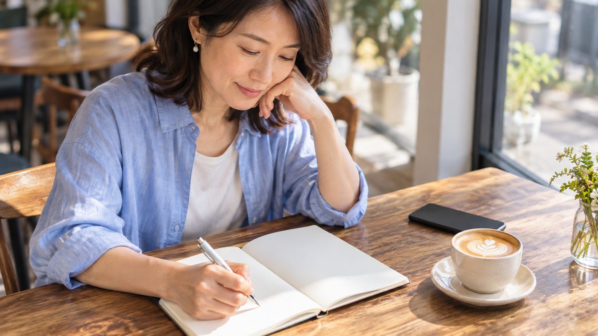 英検1級の二次試験対策として社会問題のネタ帳をカフェで書きためる学習者の手元