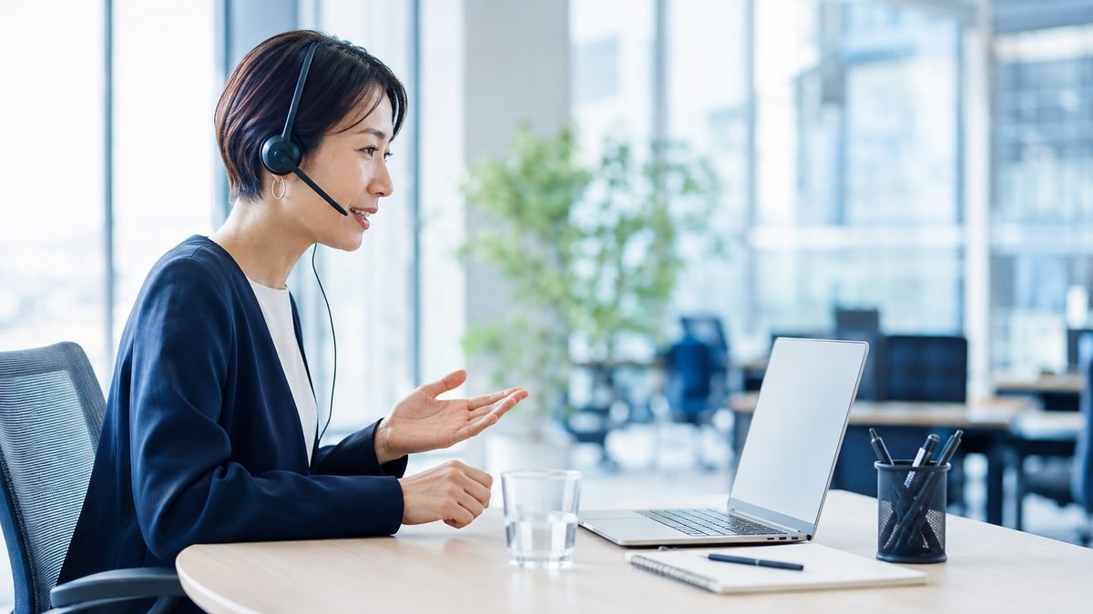 外資系転職後に必要になる英語力の場面として、海外拠点とのオンライン会議で発言する30代の日本人女性