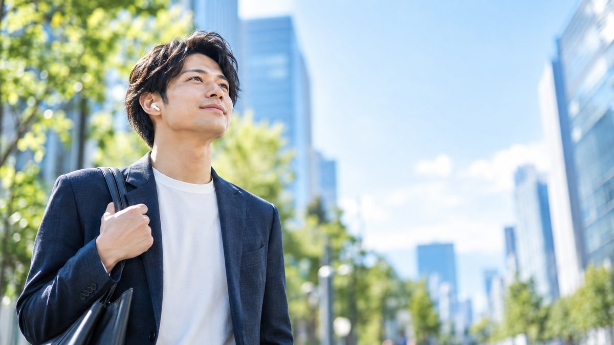 オンライン英会話を1年続けても話せない停滞を抜け出そうと、社会人が朝の街を前向きな表情で歩いている様子
