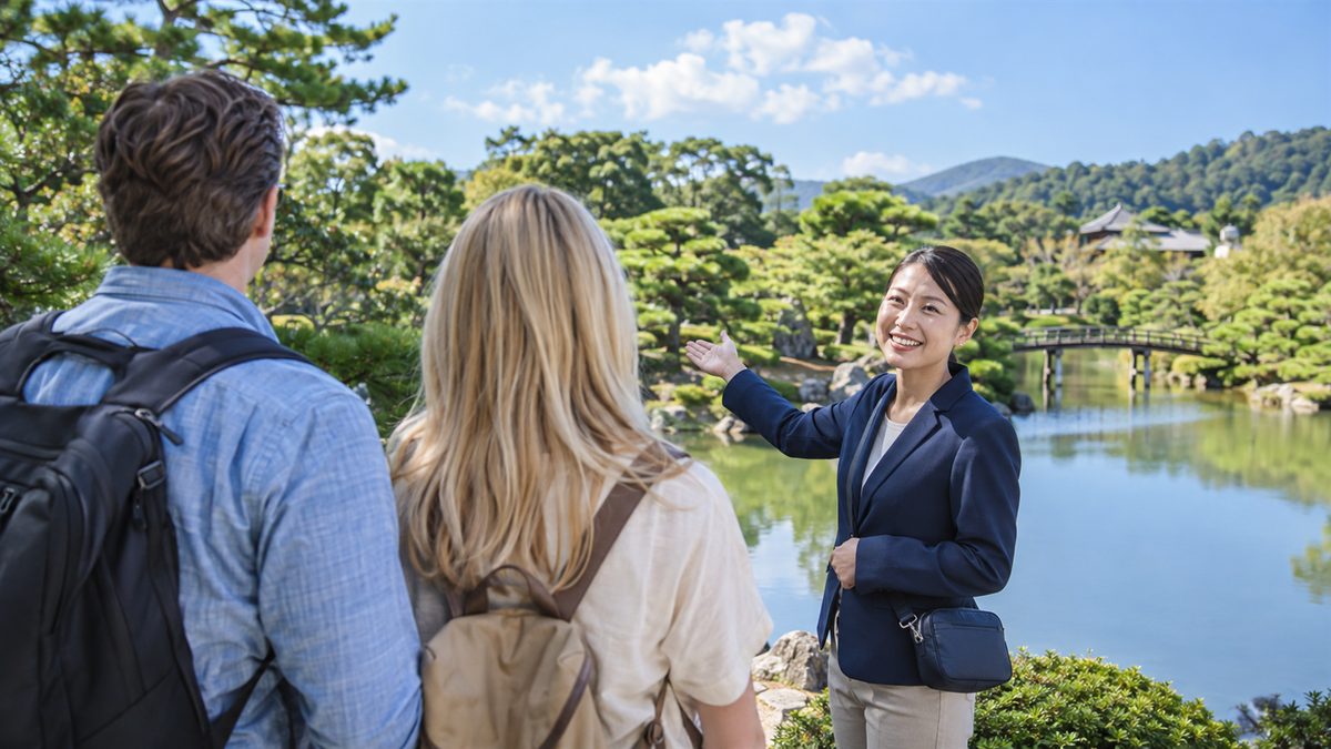 晴れた日本庭園で外国人観光客を英語で案内し、英検1級の英語力を仕事に生かす女性