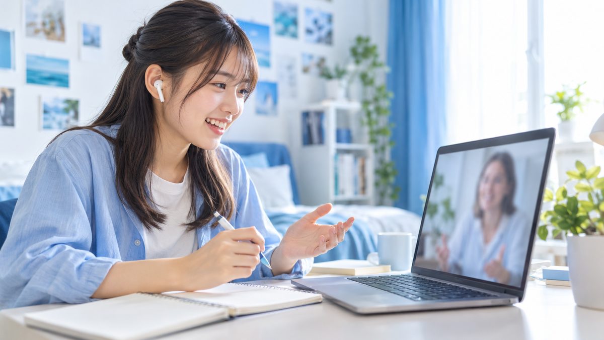 自宅でオンラインの英検対策レッスンを受け、講師と要約の内容を話し合う女子高校生