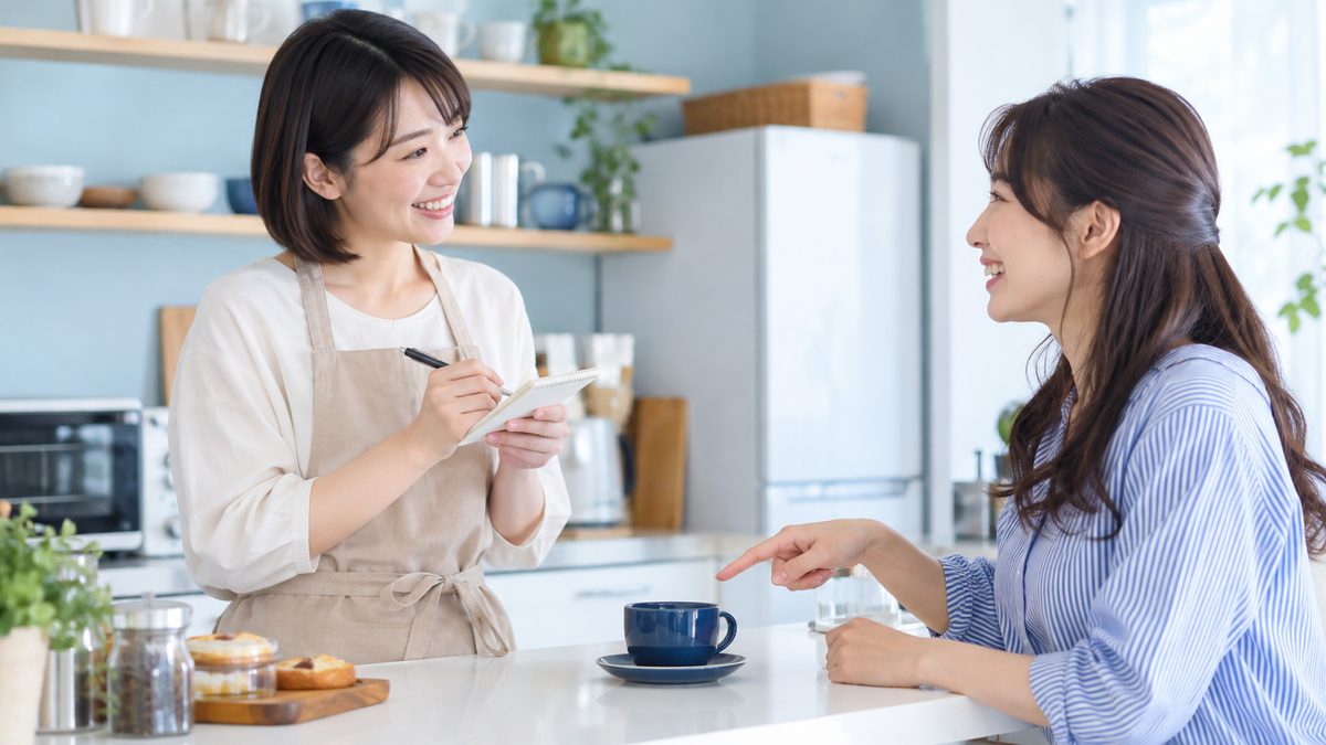 ワーホリの出発前に、カフェの注文の場面を英語でロールプレイ練習する日本人女性2人