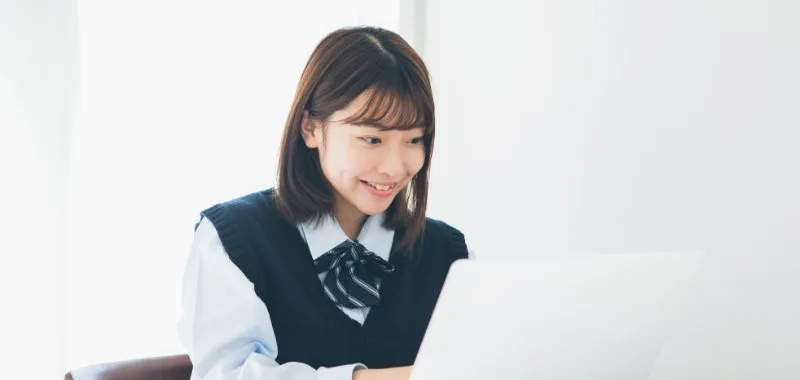 レッスンを受講する女子高校生のイメージ