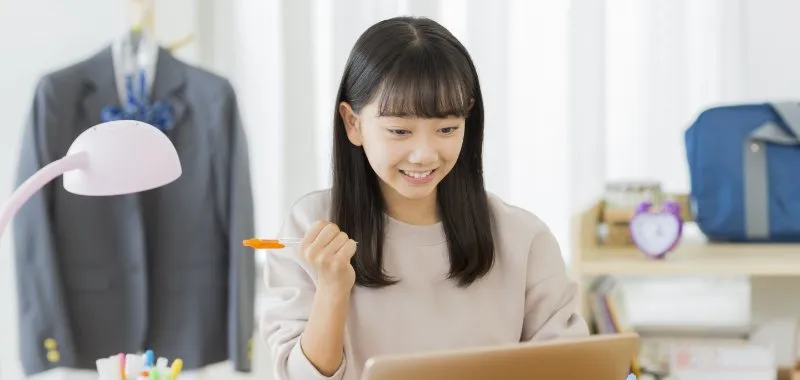 レッスンを受講する中学生のイメージ画像