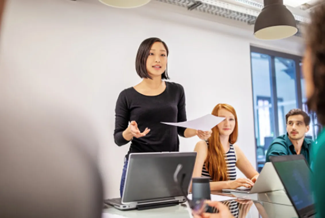 仕事で英語を話す女性のイメージ画像